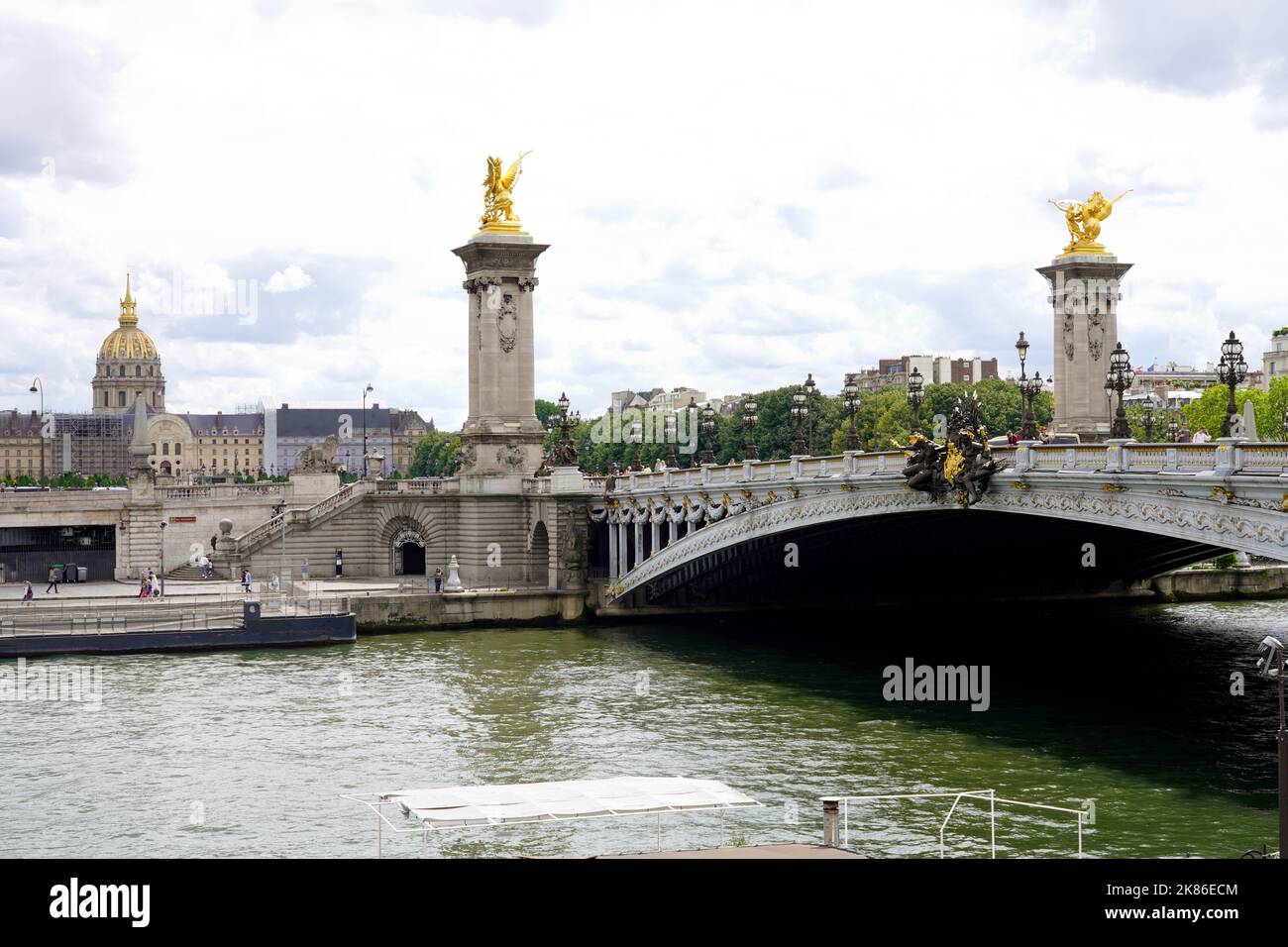 PARIS, FRANCE - 6 JUIN 2022 : détail du pont Alexandre III avec bâtiments du complexe les Invalides en arrière-plan Banque D'Images