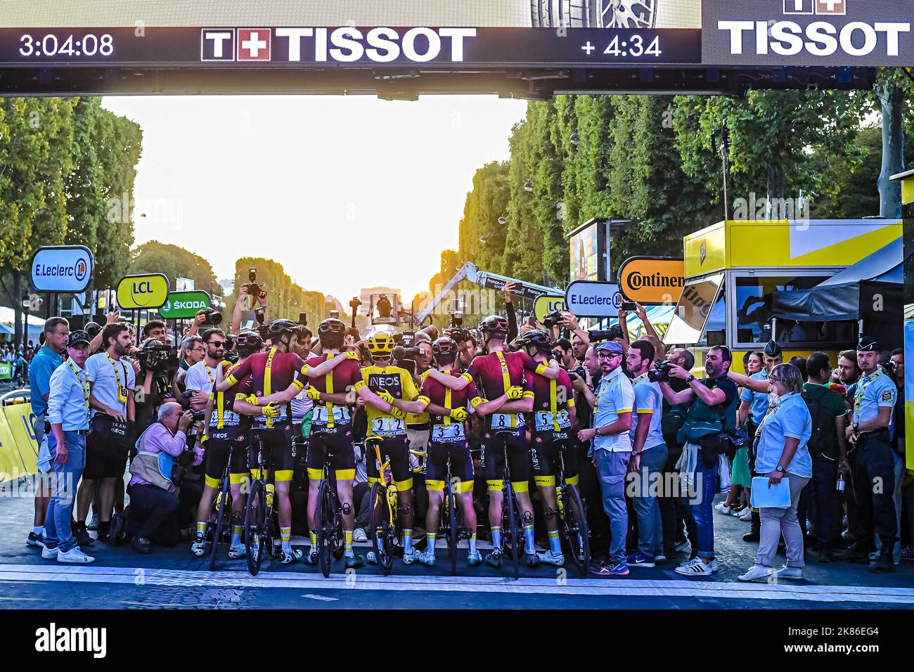 L'équipe Ineos s'est mise en ligne pour une photo sur la ligne d'arrivée après qu'Egan Bernal a gagné la course et Geraint Thomas est arrivé deuxième dans le Tour de France 2019 Stage 21 à Paris. Banque D'Images