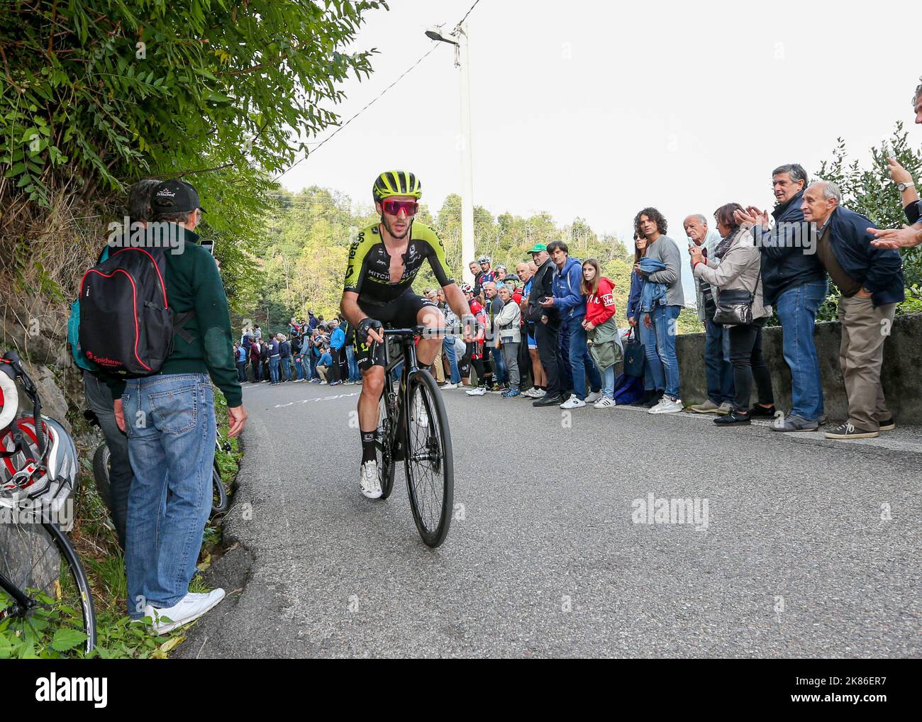 Adam Yates de l'équipe Mitchelton Scott pendant la course il Lombardia 2019 en Lombardie, Italie, samedi 12 octobre 2019. Banque D'Images