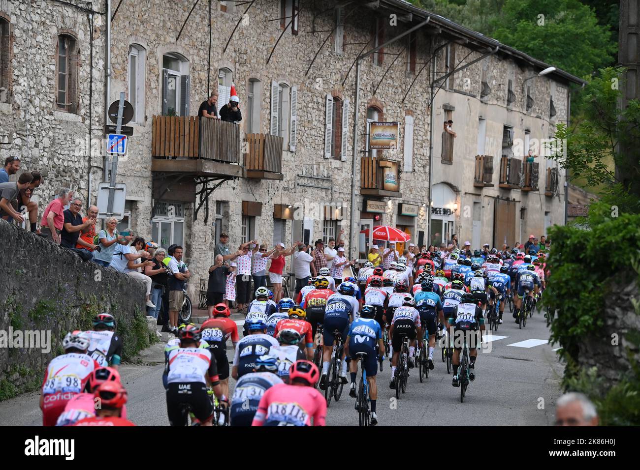 Vue générale de la promenade de peloton à travers une petite ville française dans la phase 10 du Tour de France le lundi 6th juillet 2021. Banque D'Images