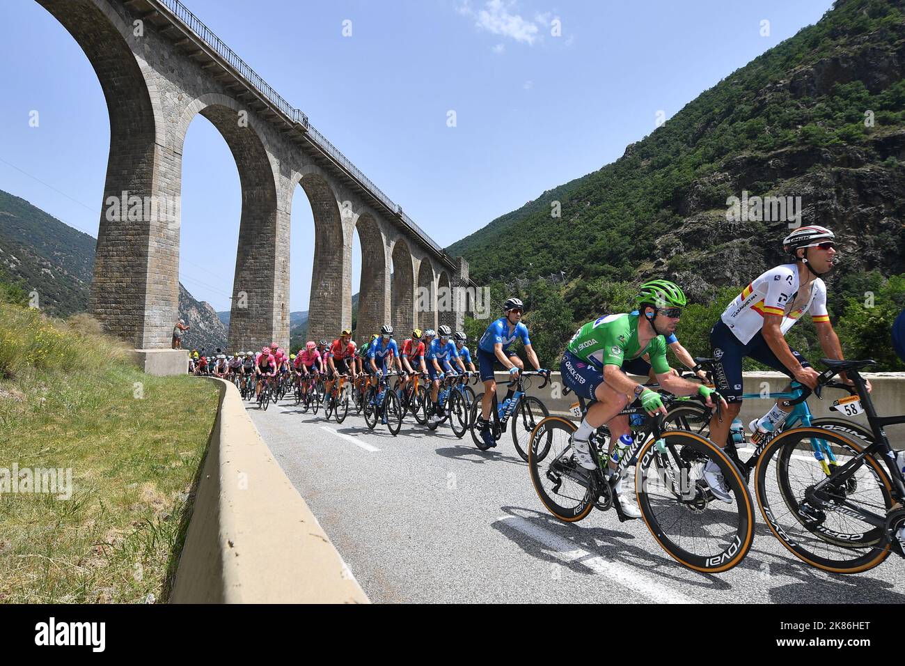 Le peloton avec LA MARQUE CAVENDISH (GBR) de DECEUNINCK - RAPIDE - PROMENADE À PIED à travers la campagne en dehors d'Andorre au cours de l'étape 15 du Tour de France, dimanche 11 juillet, 2021. Le crédit photo devrait se lire: David Stockman/GodingImages Banque D'Images