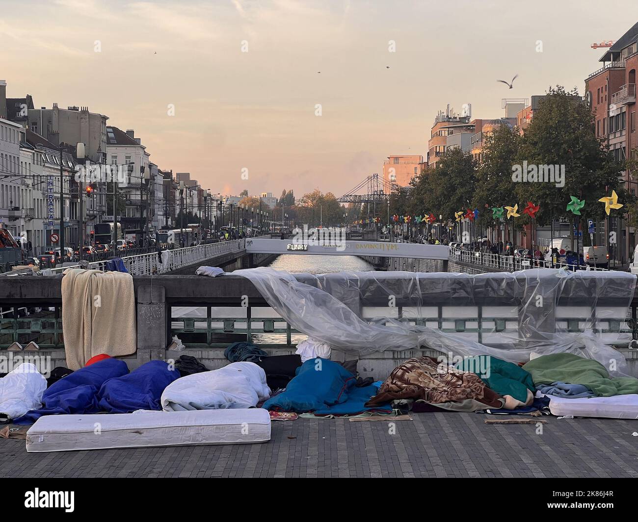 Bruxelles, Belgique, 19 octobre 2022: Plusieurs migrants en attente de régularisation dormant sur le pont de Bruxelles, près du canal et du 'PET Banque D'Images