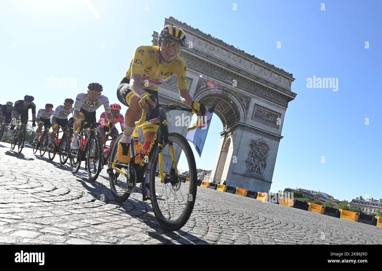 POGACAR Tadej (SLO) de l'ÉQUIPE des Émirats Arabes Unis remporte la catégorie générale de jeune pilote (maillot blanc) et la catégorie générale (Jersey jaune) avec le maillot de montagne (Polka dot ) à l'étape 21 pour la dernière journée de course dans le Tour de France, vu ici à l'Arc de Triomphe, Dimanche 18 juillet 2021. Le crédit photo devrait être : Pete Goding/GodingImages Banque D'Images