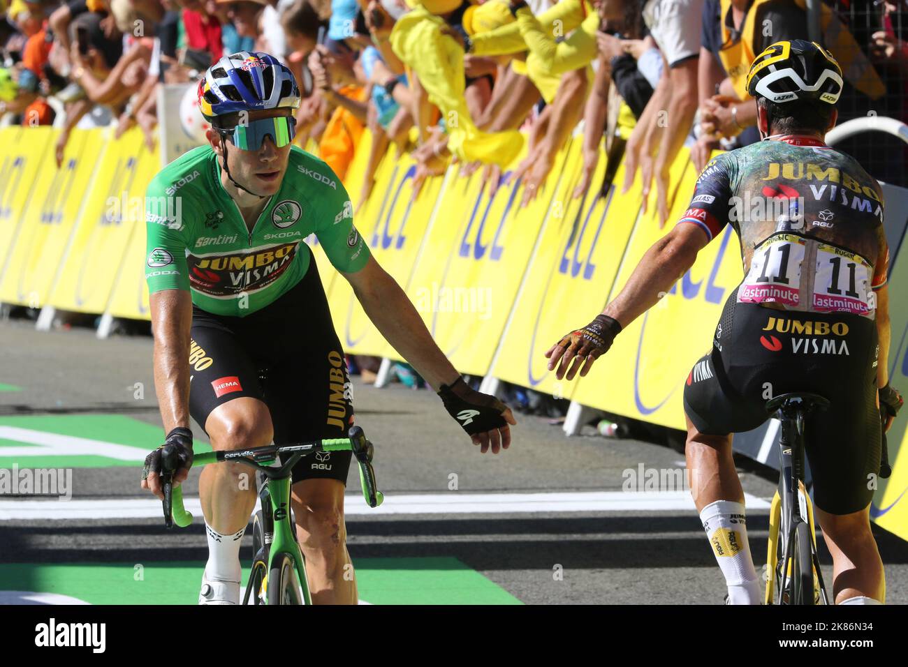 Jumbo Visma's Wout Van Aert et Primoz Roglic sur la ligne d'arrivée dans le Tour de France, étape 10, France, 12th juillet 2022, Credit:Goding Images/PA Images Banque D'Images