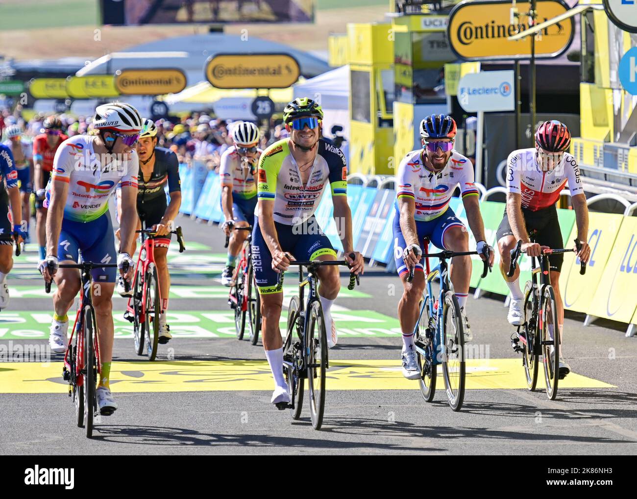 Alexander KRISTOFF Intermarché - Wanty - Gobert Materiaux, et Peter SAGAN TotalEnergies tous sourient en traversant la ligne de Tour de France, Stage 14, France, 16th juillet 2022, Credit:Pete Goding/Goding Images/PA Images Banque D'Images