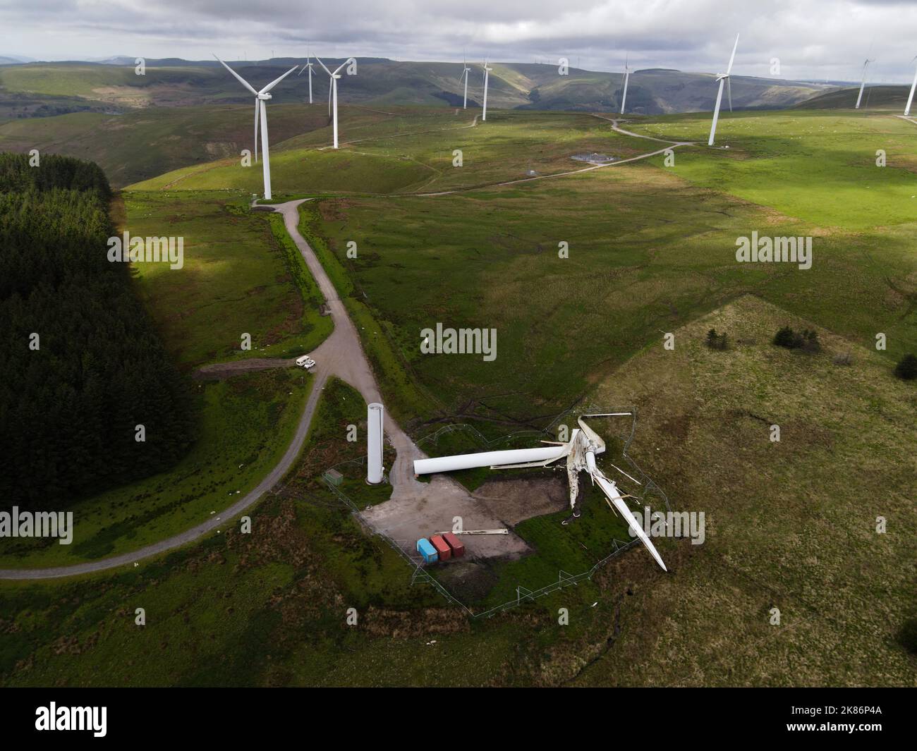 Dégâts à l'éolienne, pays de Galles du Sud. Avec des rafales allant jusqu'à 150mph, l'énergie éolienne doit résister à une batterie. Ici, le vent a gagné la bataille. Banque D'Images