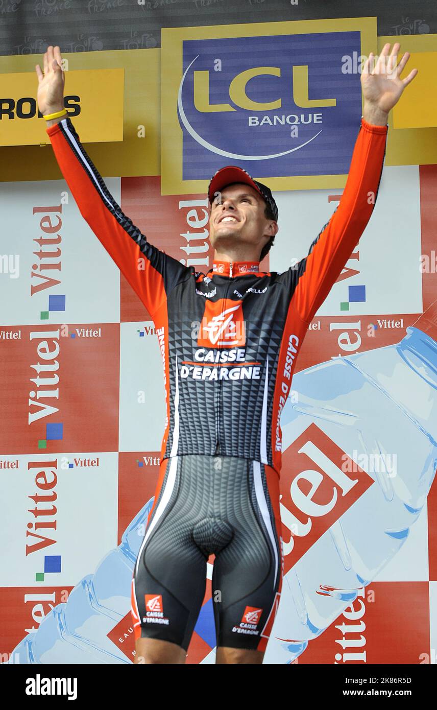 Luis-Leon Sanchez de la Caisse d'epargne sur le podium après avoir remporté  la huitième étape du Tour de France entre Andorre-la-Vieille et Saint-Girons  Photo Stock - Alamy