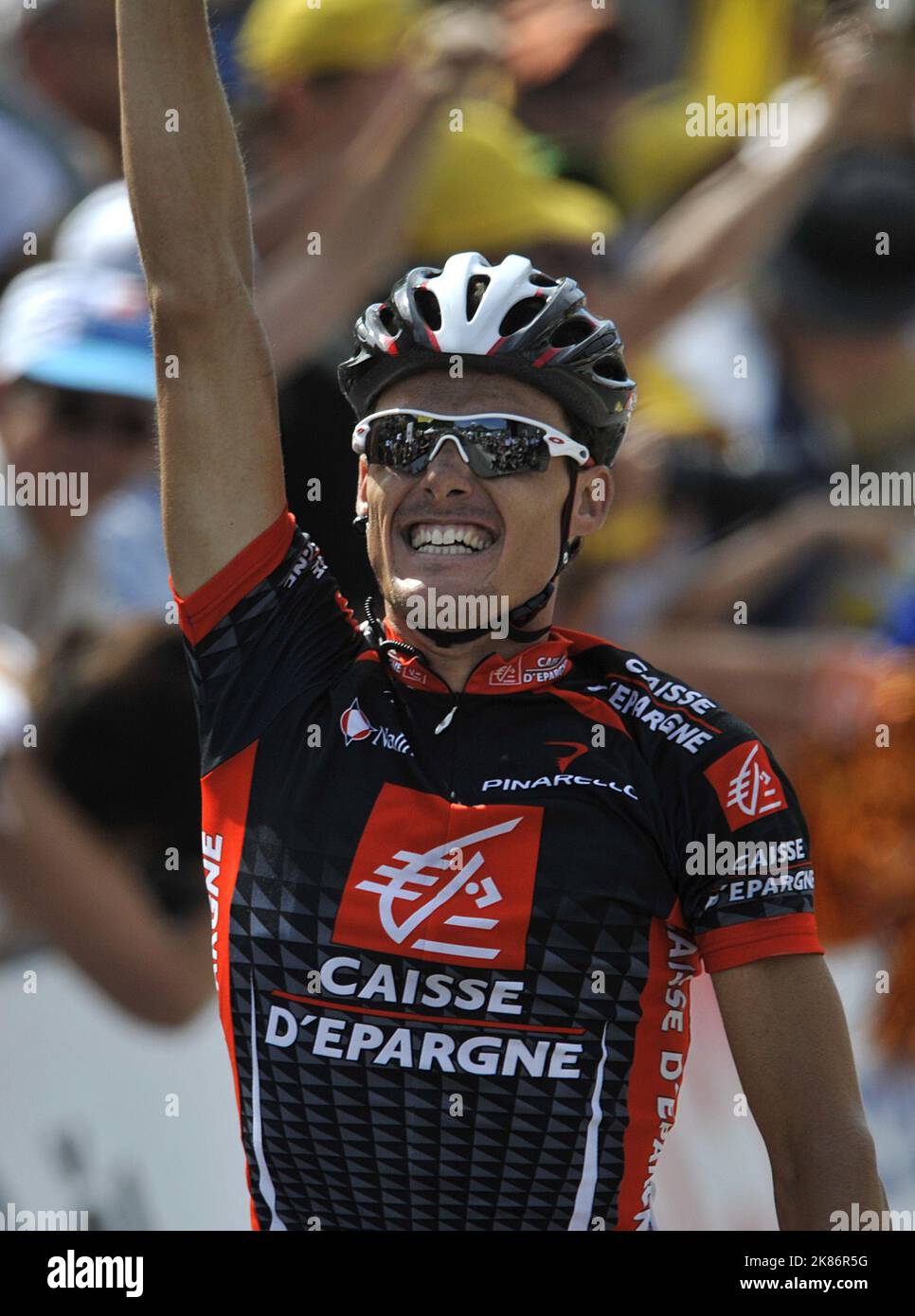 Luis-Leon Sanchez de la Caisse d'epargne célèbre la victoire de la huitième  étape du Tour de France entre Andorre-la-Vieille et Saint-Girons Photo  Stock - Alamy