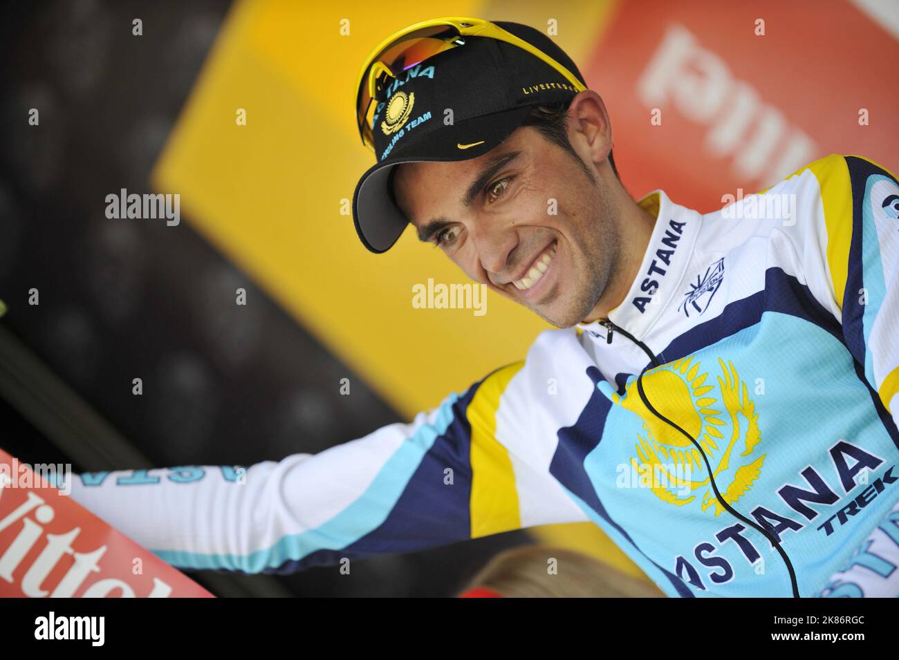 Alberto Contador Team Astana sur le podium après avoir revendiqué la victoire sur la scène 15 Banque D'Images