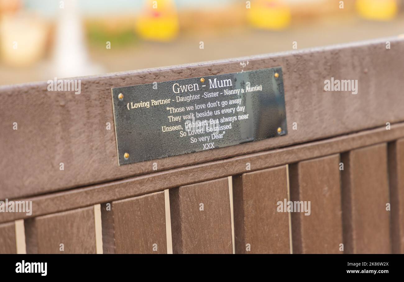 Gros plan d'une plaque commémorative sur un banc en bois. Aldeburgh, Suffolk. ROYAUME-UNI Banque D'Images