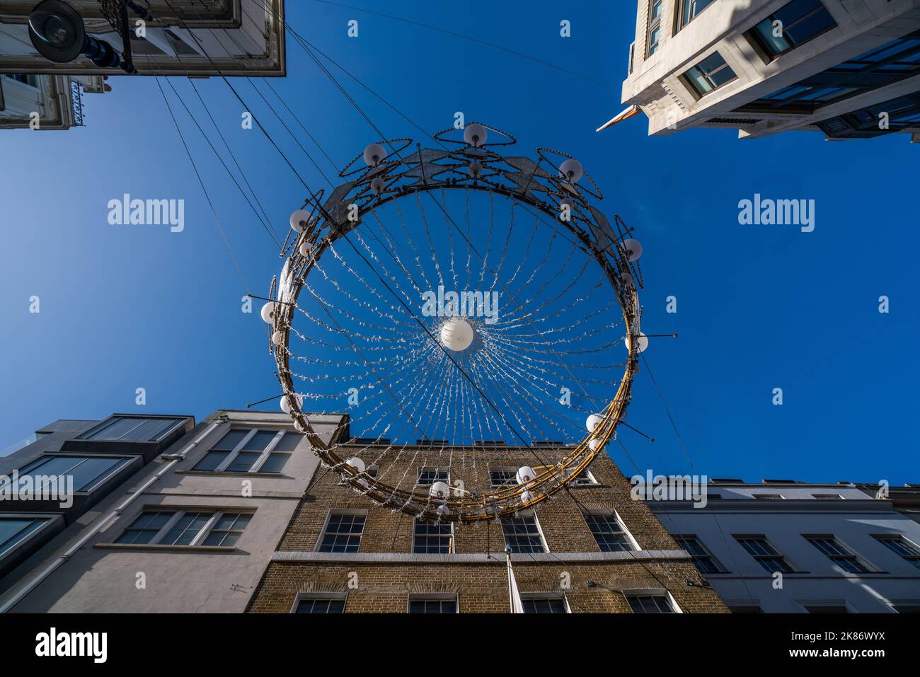 Londres, Royaume-Uni. 21 octobre 2022 . Les décorations de Noël sont installées dans la rue New Bond, Londres. Credit: amer ghazzal / Alamy Live News Banque D'Images