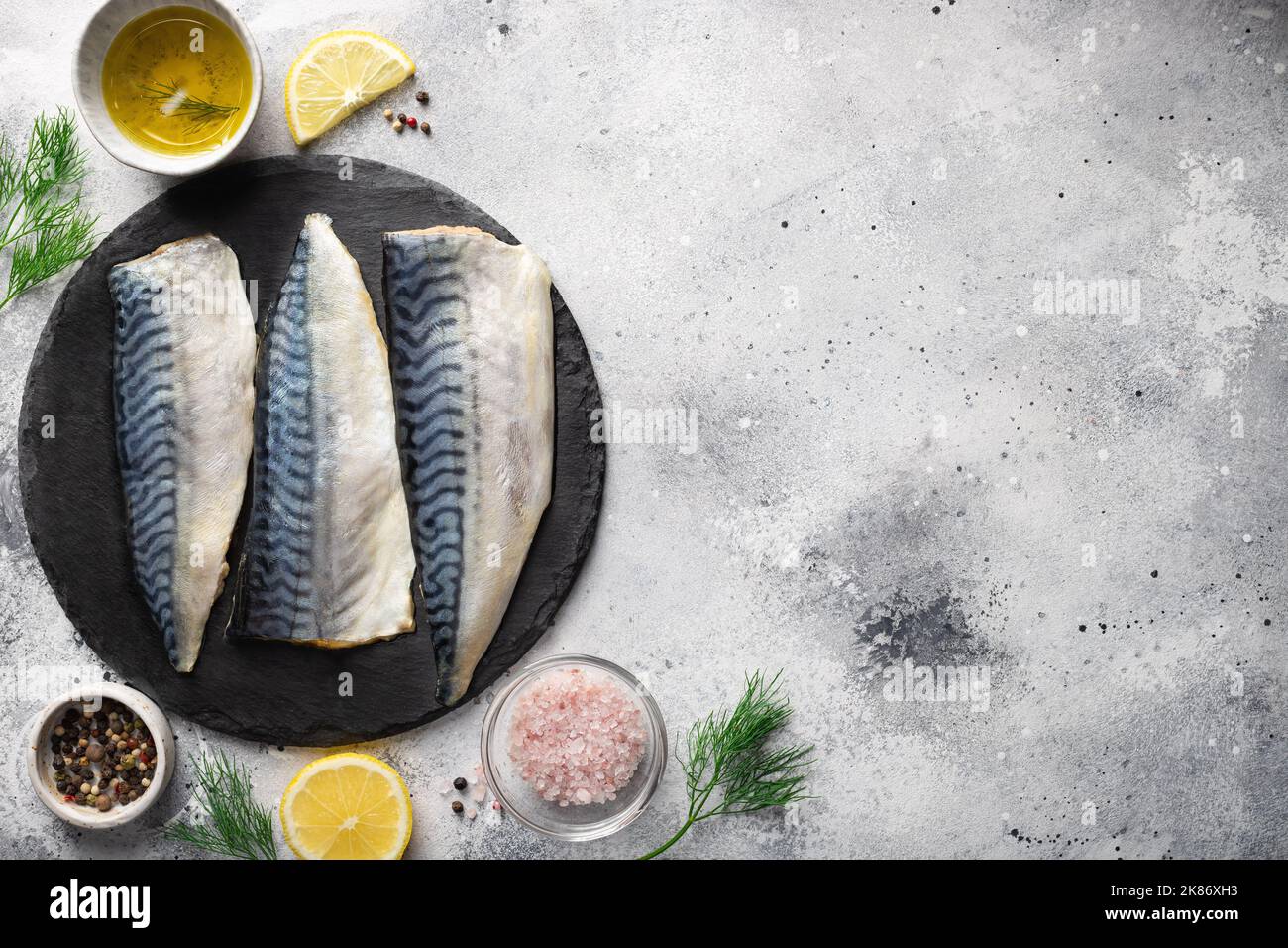 fond de fruits de mer avec ingrédients pour la cuisine. Filet de maquereau frais cru Banque D'Images