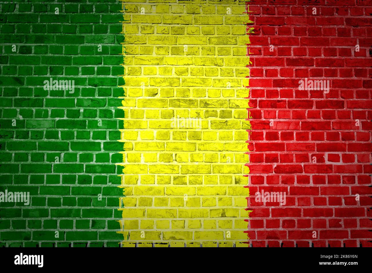 Une image de la Mali drapeau peint sur un mur de briques dans une localisation urbaine Banque D'Images