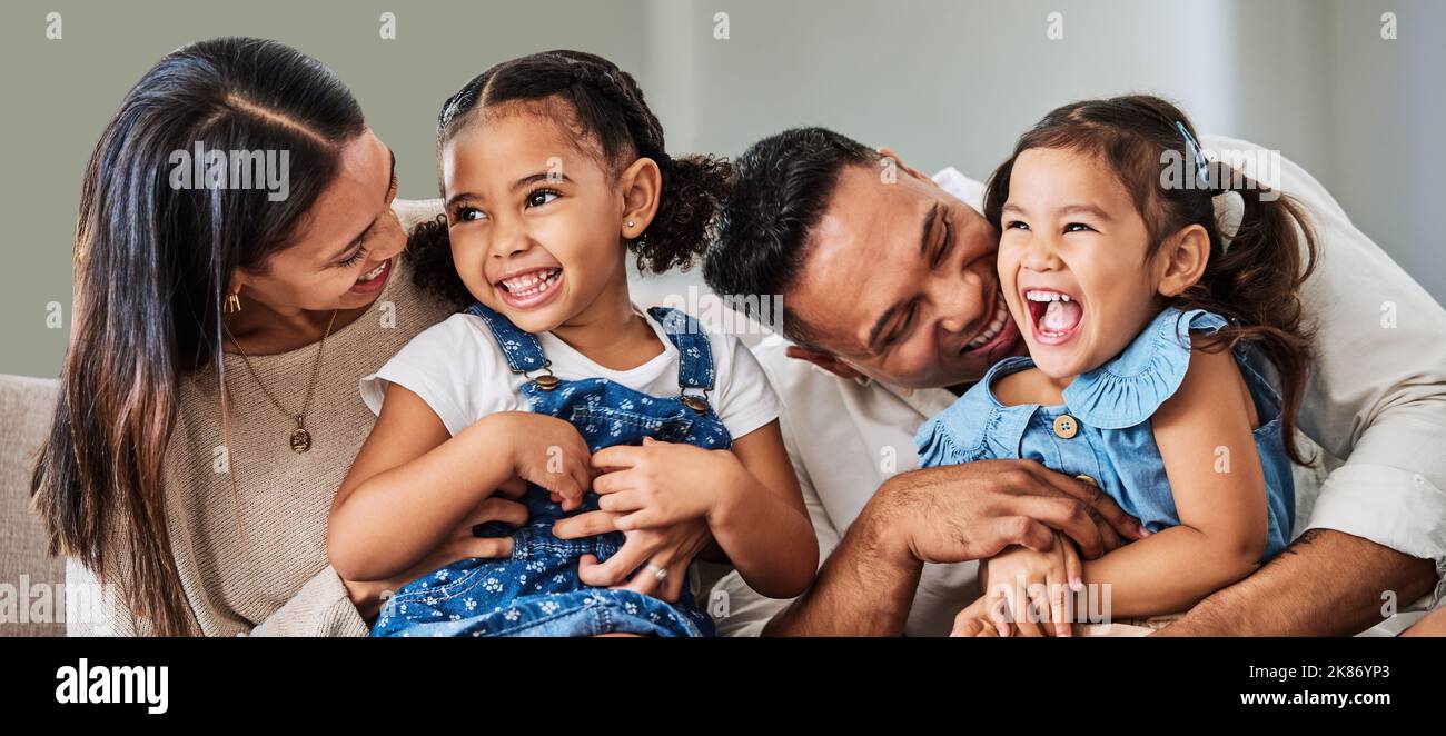 L'amour, les soins et les parents avec une famille heureuse d'enfants riant ensemble à la maison à Porto Rico. Mama, père et fille frères et sœurs se liant à la maison Banque D'Images