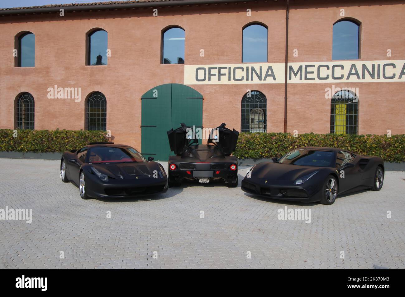 Modène, Italie, octobre 2022, MEF Ferrari Museum, maison d'Enzo Ferrari, Ferrari super voitures prototypes en face du musée Banque D'Images