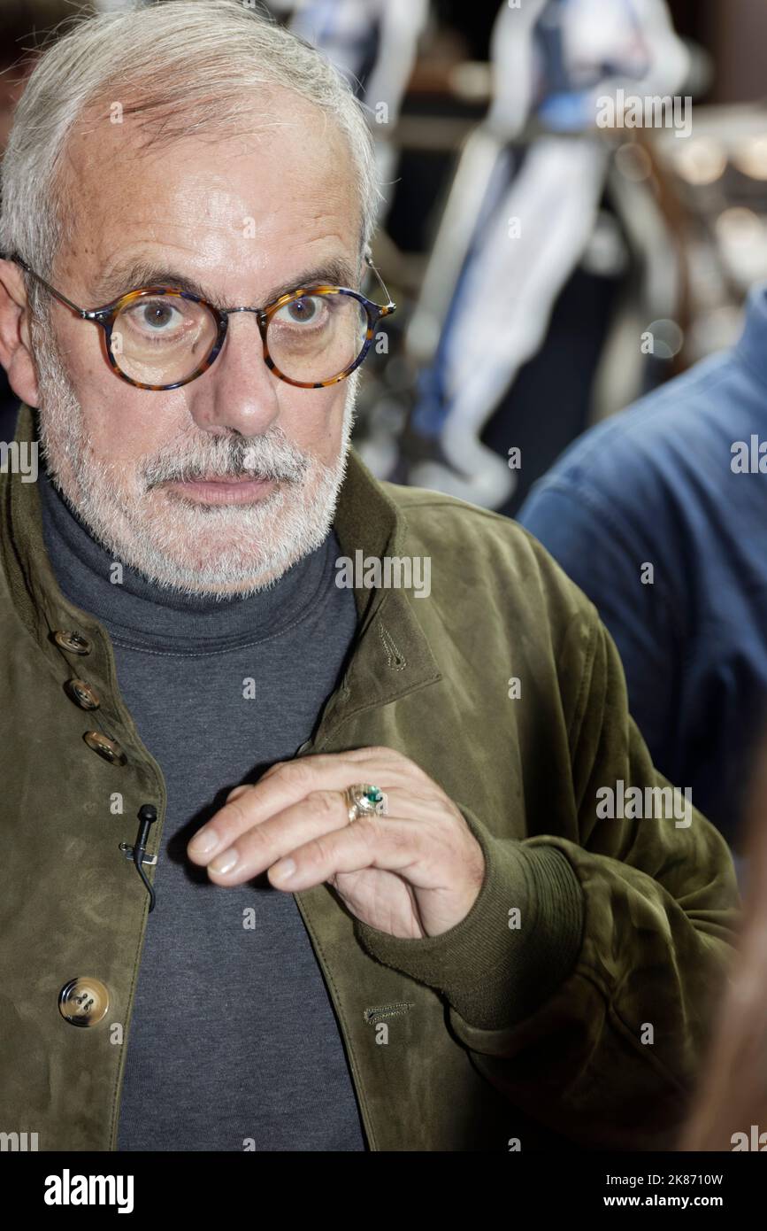 paris-france-17th-octobre-2022-le-journaliste-dominique-chapatte