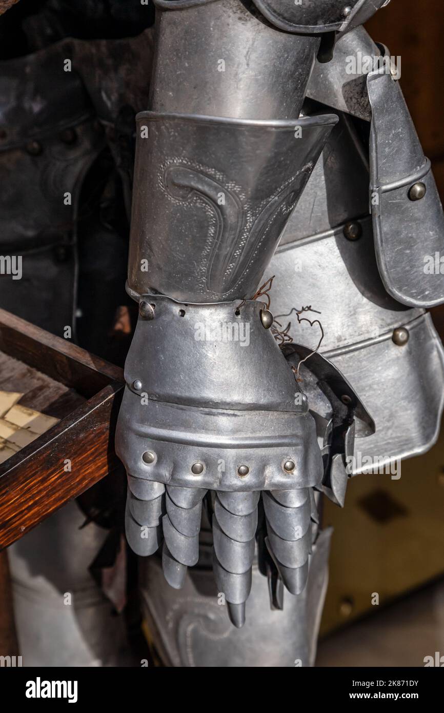 Détail : le gant en acier d'une armure médiévale Banque D'Images