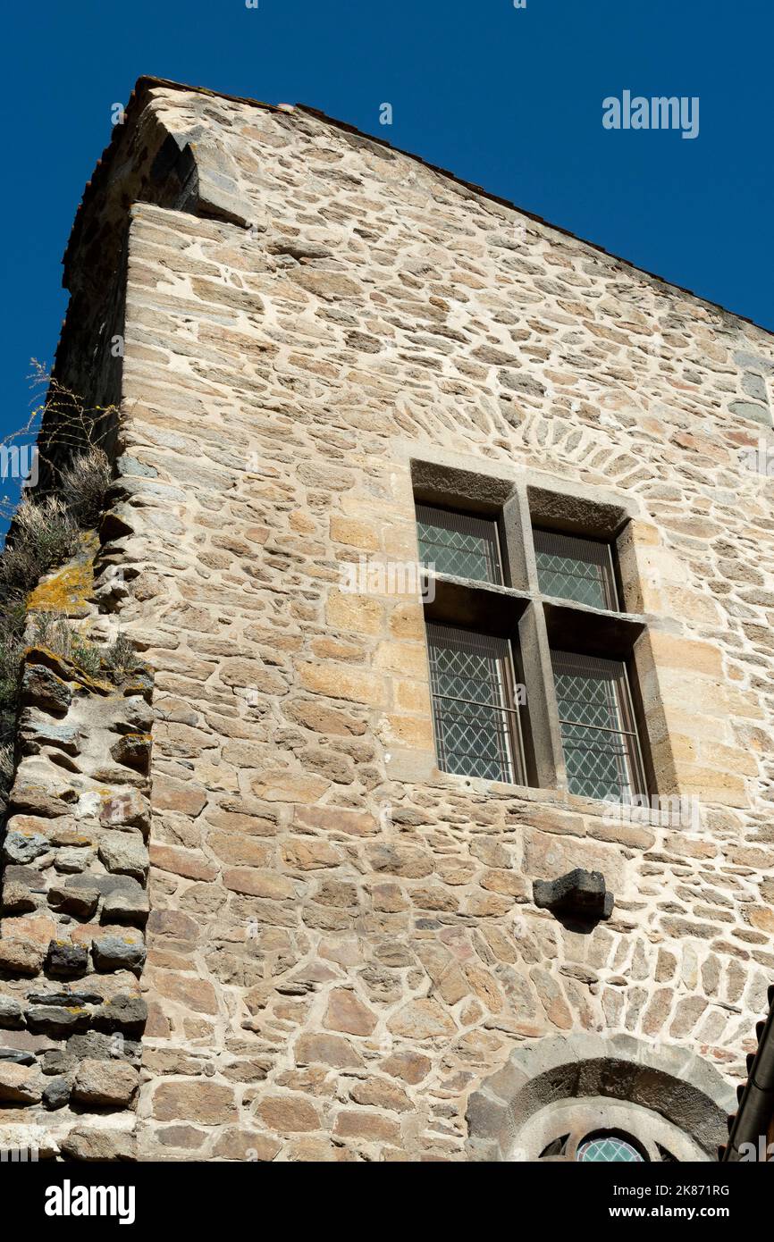 Fenêtre du château de Saint Floret, Puy de Dome, Auvergne Rhône Alpes, France. Europe Banque D'Images