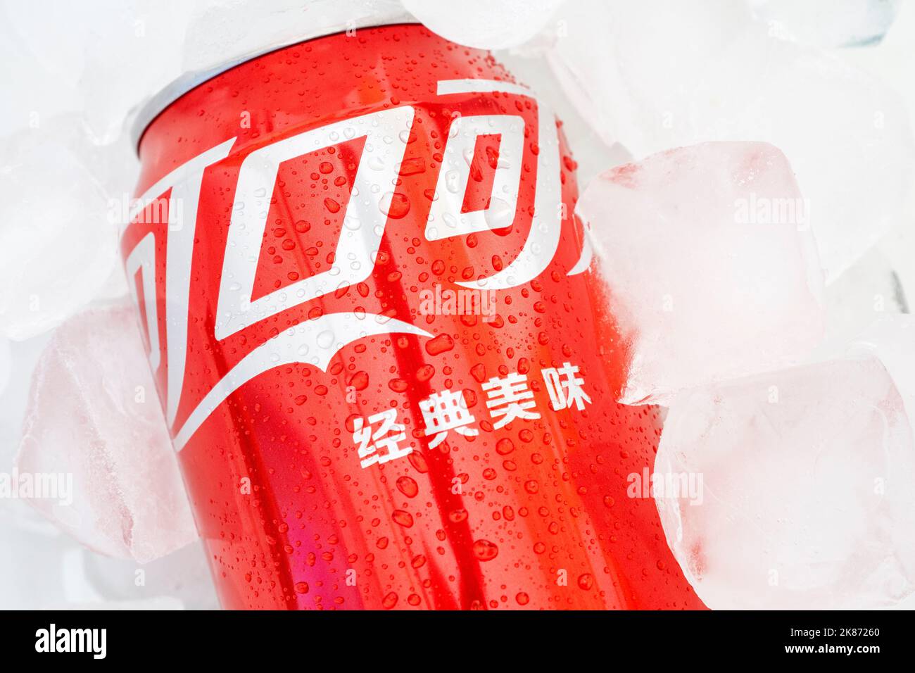 BERLIN - OCT 14: Boisson chinoise Coca-Cola en canette rouge classique avec glaçons à Berlin, 14 octobre. 2022 en Allemagne Banque D'Images