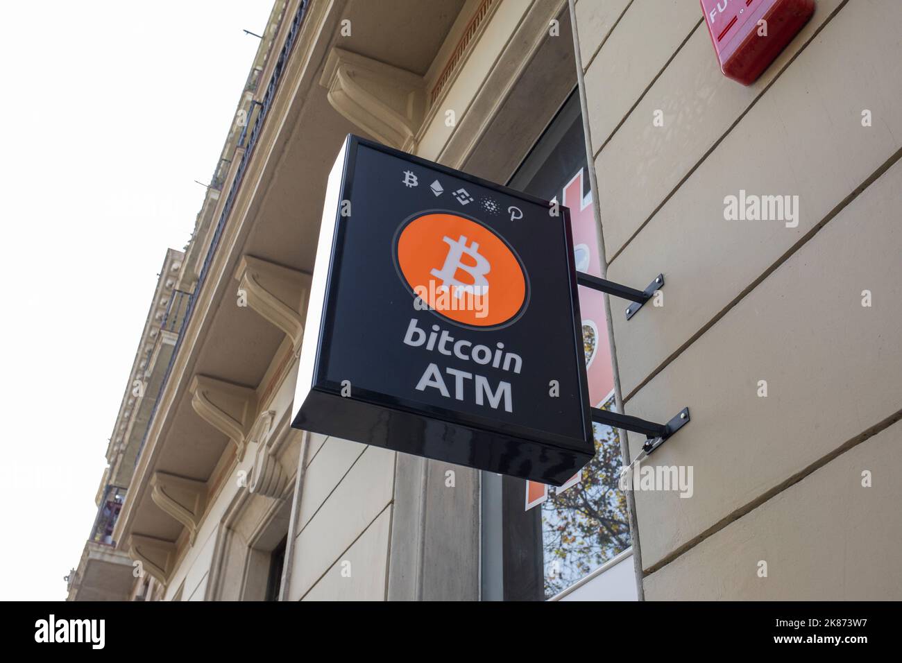 Un panneau pour un site de Bitcoin ATM à Barcelone, Espagne Banque D'Images