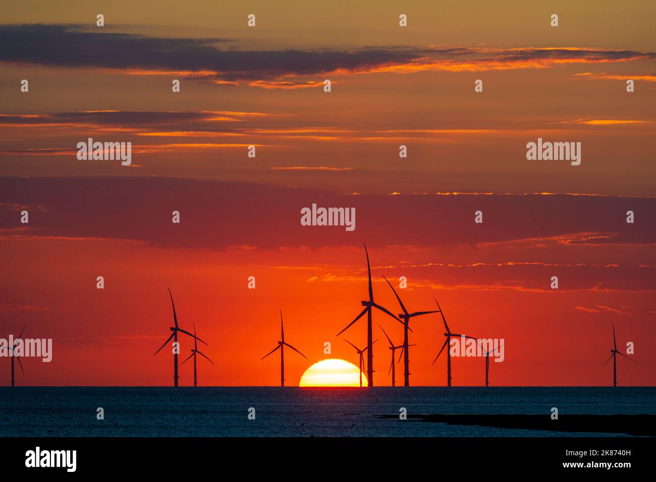 Parc à vent offshore avec un soleil magnifique, New Brighton, Cheshire, Angleterre, Royaume-Uni, Europe Banque D'Images