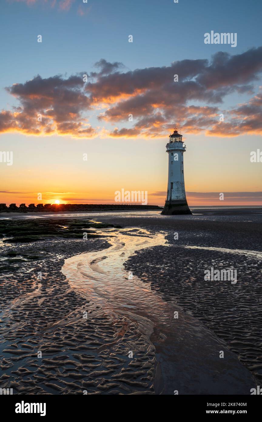 Le phare de Perch Rock se reflète dans les ondulations de sable, le Wirral, New Brighton, Cheshire, Angleterre, Royaume-Uni, Europe Banque D'Images