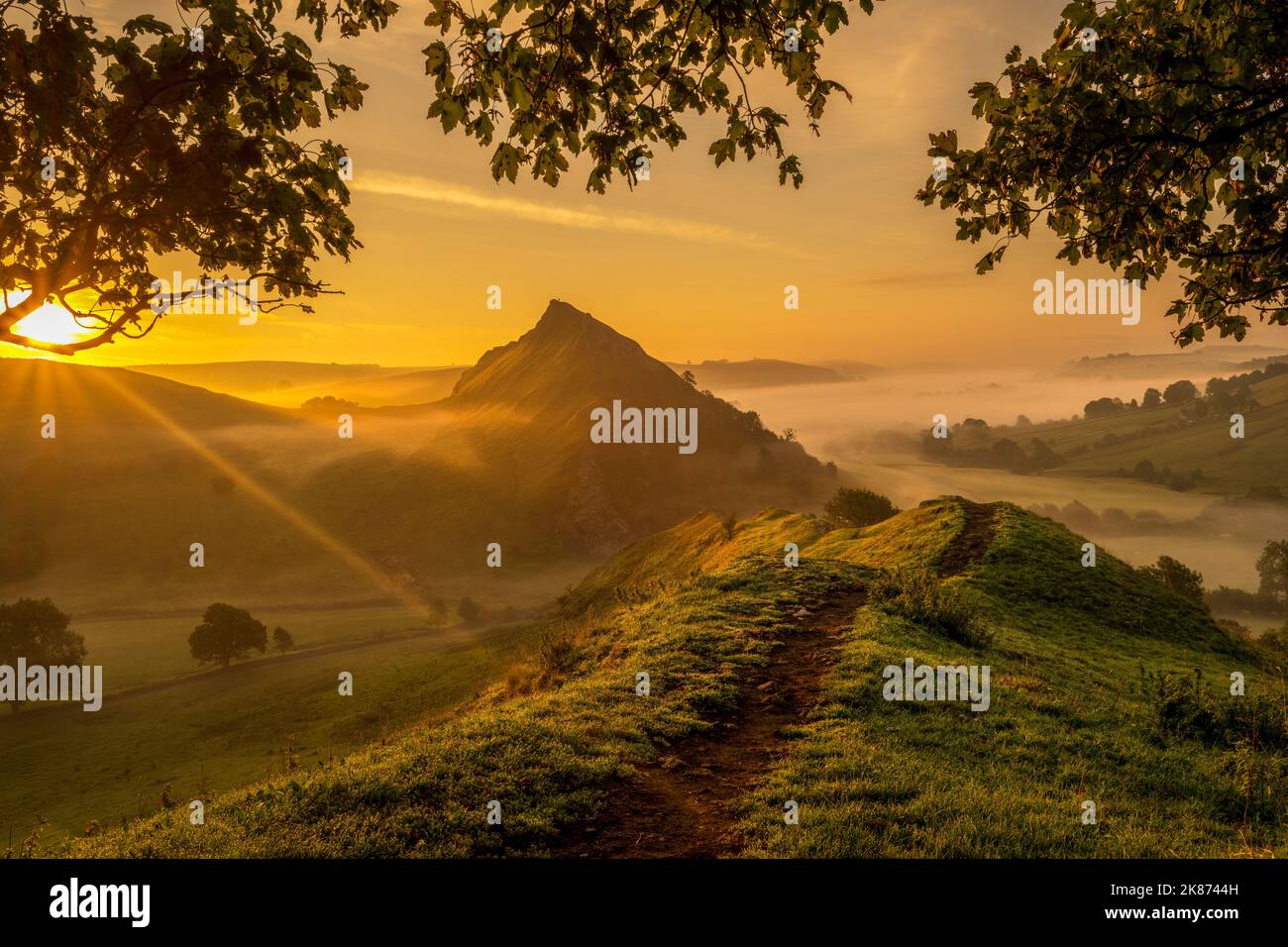 Parkhouse Hill lever du soleil avec matin atmosphérique, Peak District National Park, Derbyshire, Angleterre, Royaume-Uni, Europe Banque D'Images