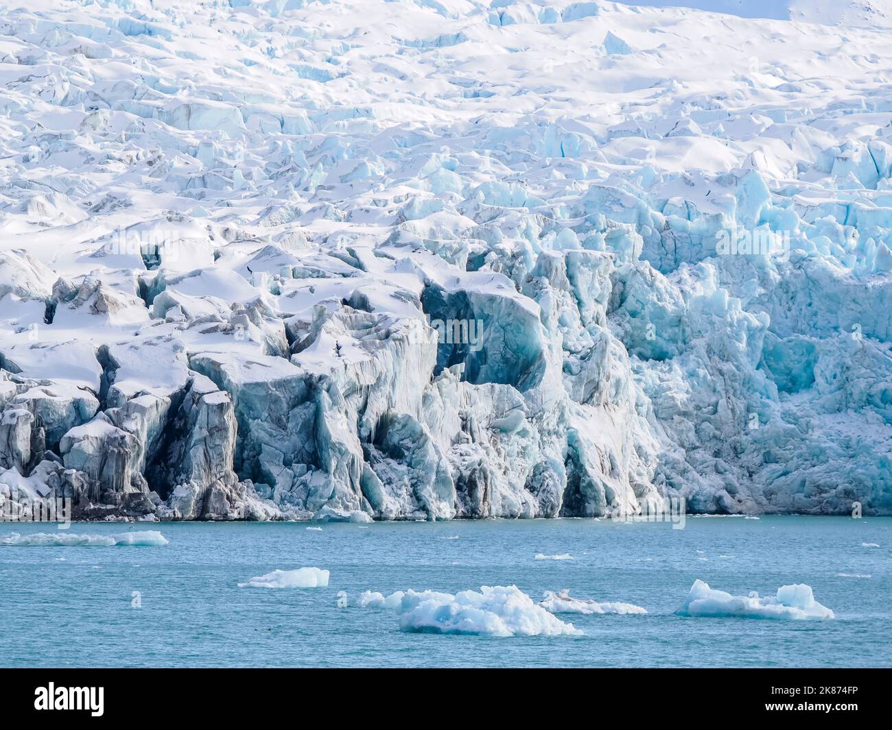 Vue sur la face du glacier de Tidewater à Fjortende Julibukta (glacier du 14th juillet), Svalbard, Norvège, Europe Banque D'Images