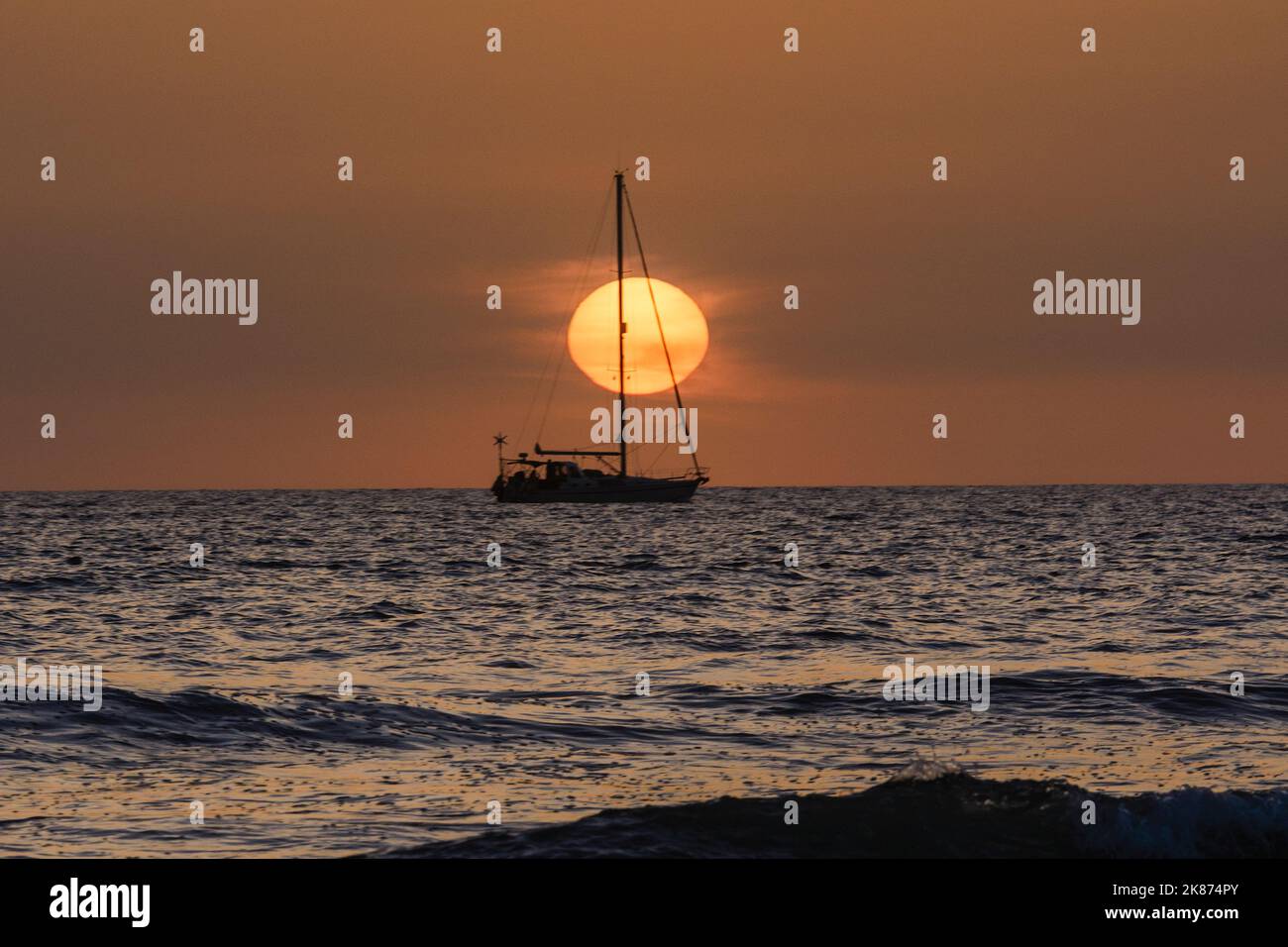 Belle scène d'un voilier dans l'océan atlantique au coucher du soleil, Maspalomas, Grand Canaries, Îles Canaries, Espagne Banque D'Images