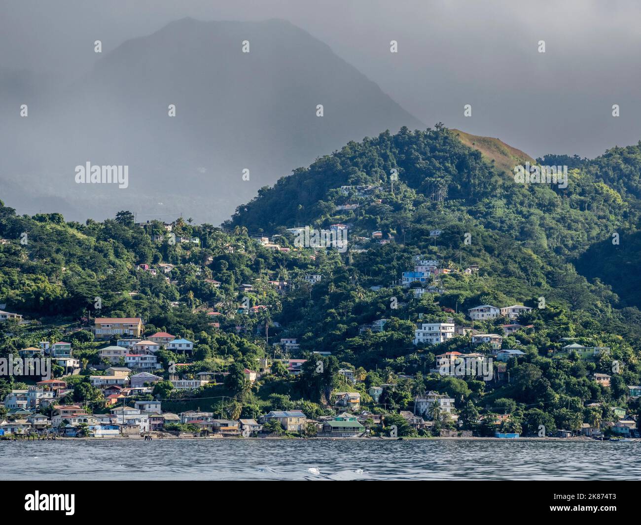 Vue de la mer sur les montagnes luxuriantes entourant la capitale de Roseau, sur la côte ouest de la Dominique Banque D'Images