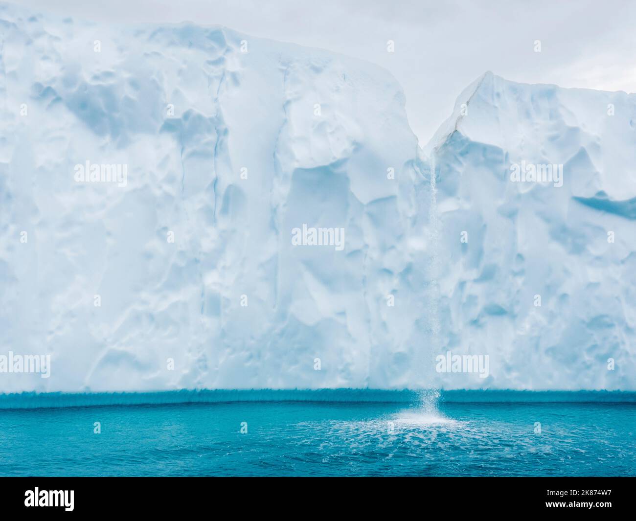 Une cascade de la fonte des icebergs du Ilulissat Icefjord juste à l'extérieur de la ville d'Ilulissat, Groenland, Danemark, régions polaires Banque D'Images