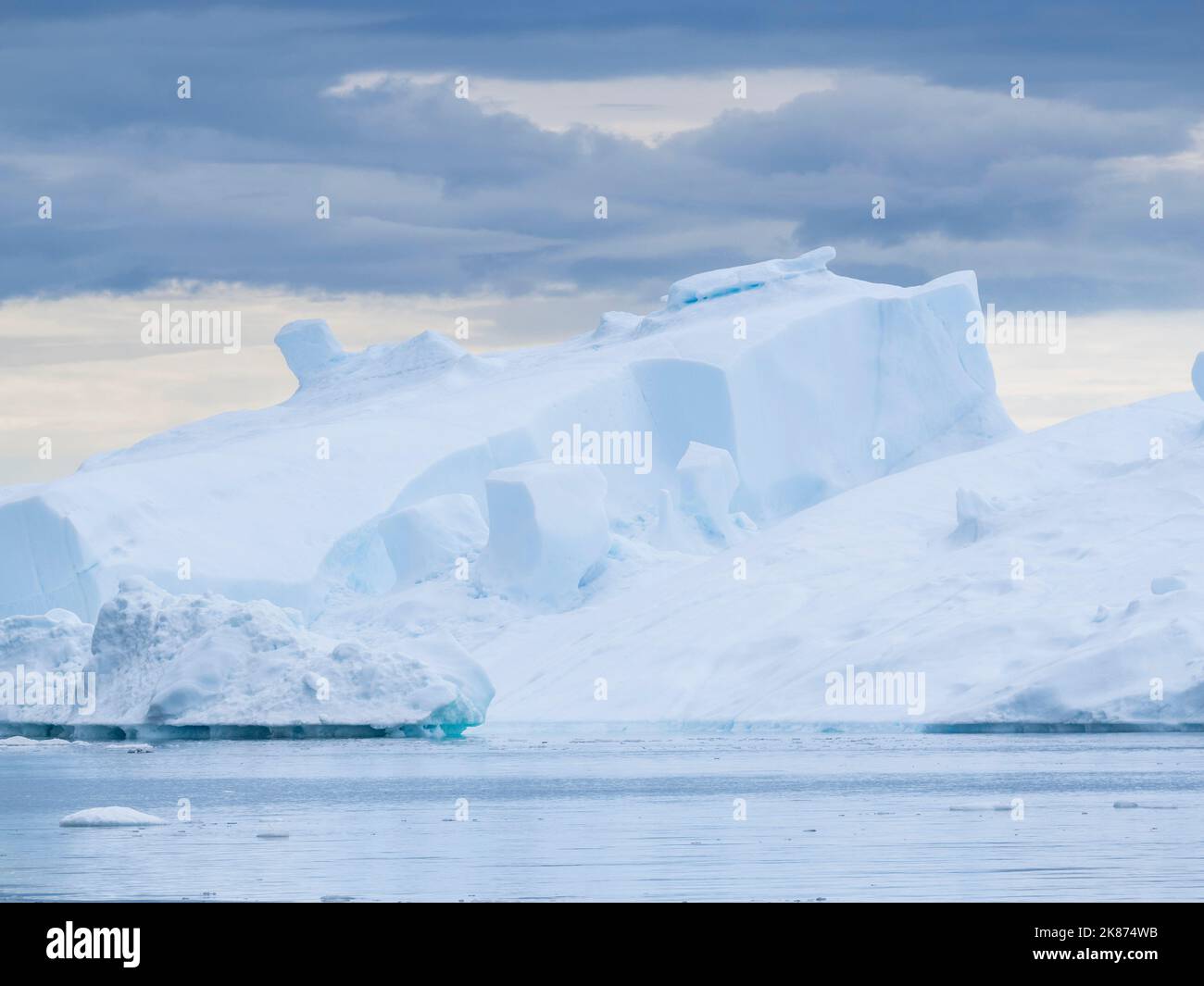 D'énormes icebergs du Ilulissat Icefjord sont bloqués sur une ancienne moraine terminale juste à l'extérieur d'Ilulissat, Groenland, Danemark, régions polaires Banque D'Images