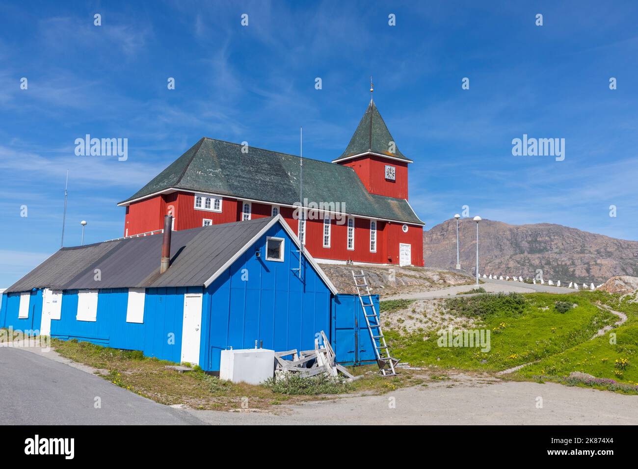 Vue extérieure de la nouvelle église, construite en 1926, dans le centre-ville de Sisimiut, Groenland, Danemark, régions polaires Banque D'Images