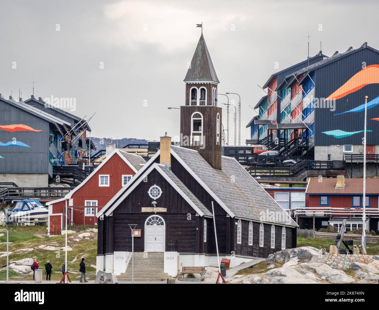 Vue sur l'église de Sion entourée de maisons peintes en couleurs dans la ville d'Ilulissat, Groenland, Danemark, régions polaires Banque D'Images