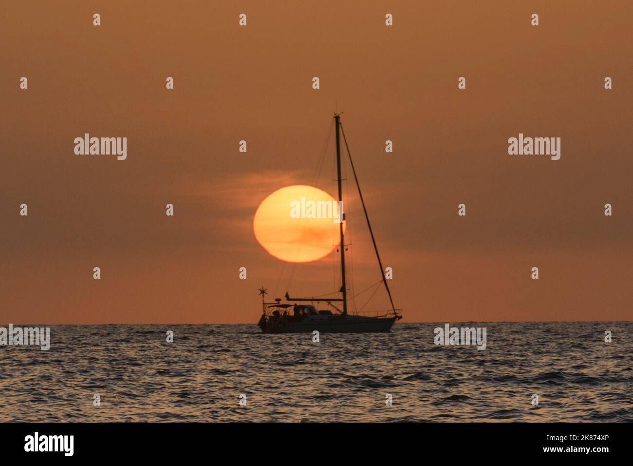 Belle scène d'un voilier dans l'océan atlantique au coucher du soleil, Maspalomas, Grand Canaries, Îles Canaries, Espagne Banque D'Images