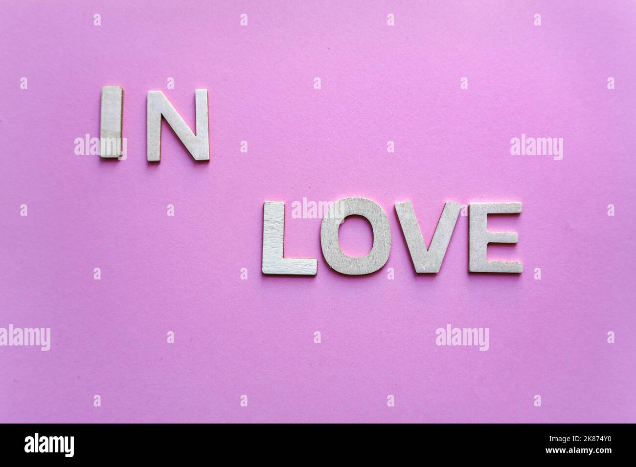 dans le mot d'amour avec des lettres en bois sur le fond rose, le jour de la saint-valentin Banque D'Images