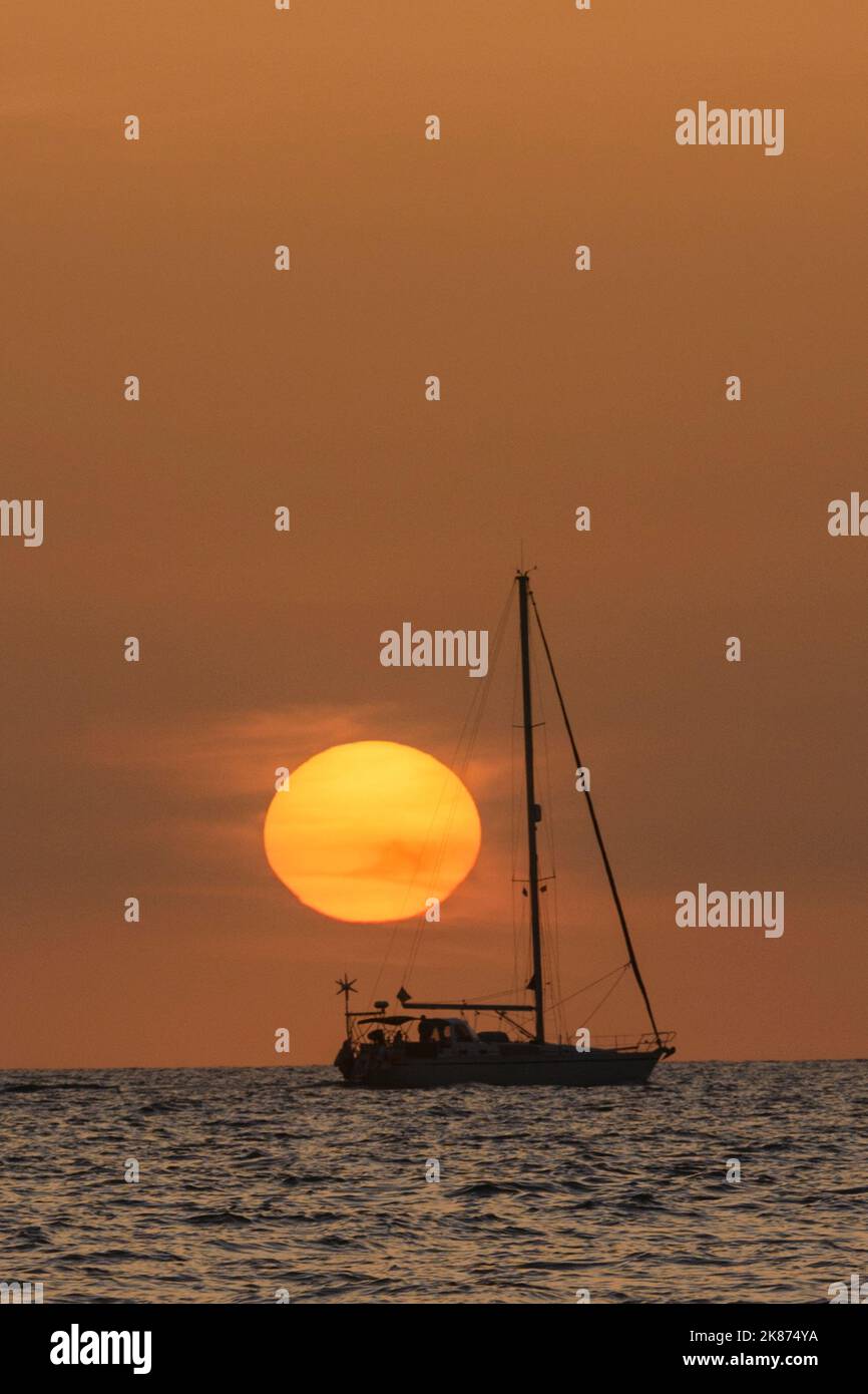 Belle scène d'un voilier dans l'océan atlantique au coucher du soleil, Maspalomas, Grand Canaries, Îles Canaries, Espagne Banque D'Images