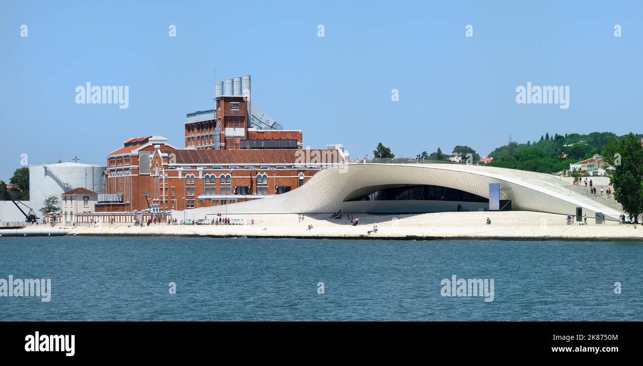 Musée de l'architecture et de la technologie (MAAT) et Musée de l'électricité vu du Tage, Belem, Lisbonne, Portugal, Europe Banque D'Images