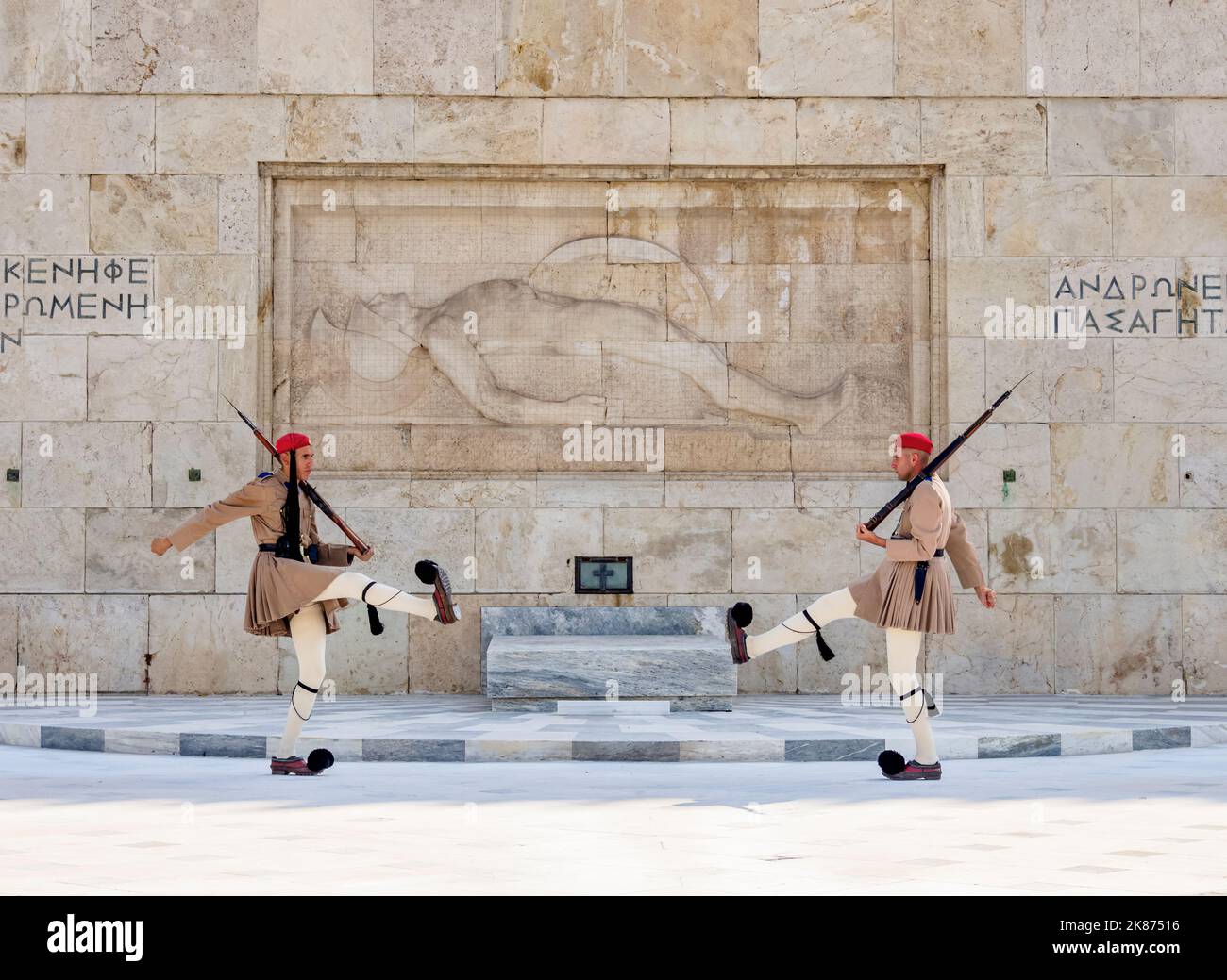 Changement de la garde devant le Monument au Soldat inconnu, place Syntagma, Athènes, Attique, Grèce, Europe Banque D'Images