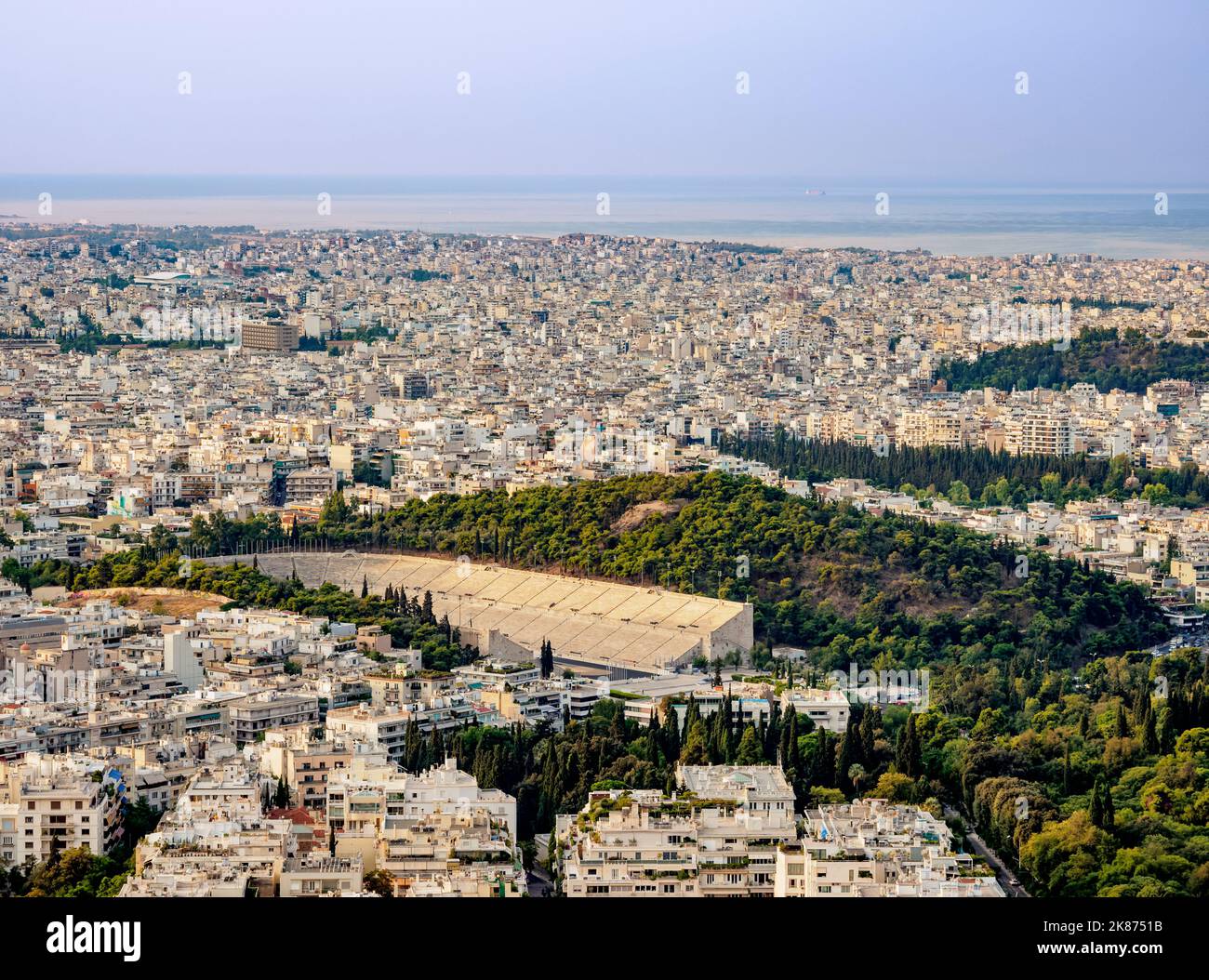 Vue depuis le mont Lycabette vers le stade panathénaïque au lever du soleil, Athènes, Attique, Grèce, Europe Banque D'Images