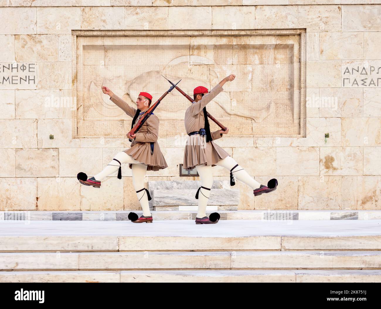 Changement de la garde devant le Monument au Soldat inconnu, place Syntagma, Athènes, Attique, Grèce, Europe Banque D'Images