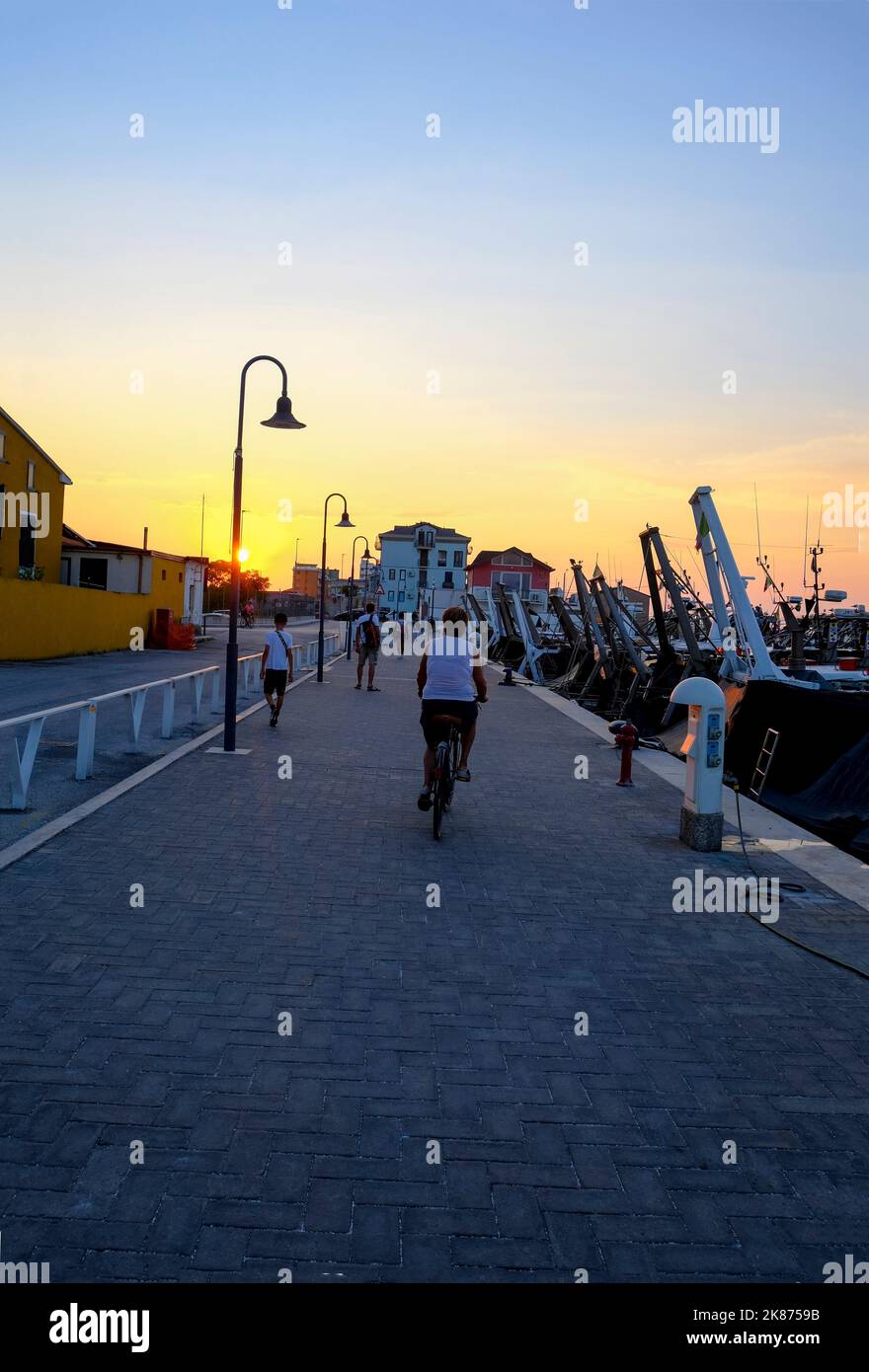 Juillet 2022 Senigallia, Italie: Vue sur le port au coucher du soleil sur les yachts et les bateaux, les gens marchant. Vue sur la ville. Carte postale de la ville Banque D'Images