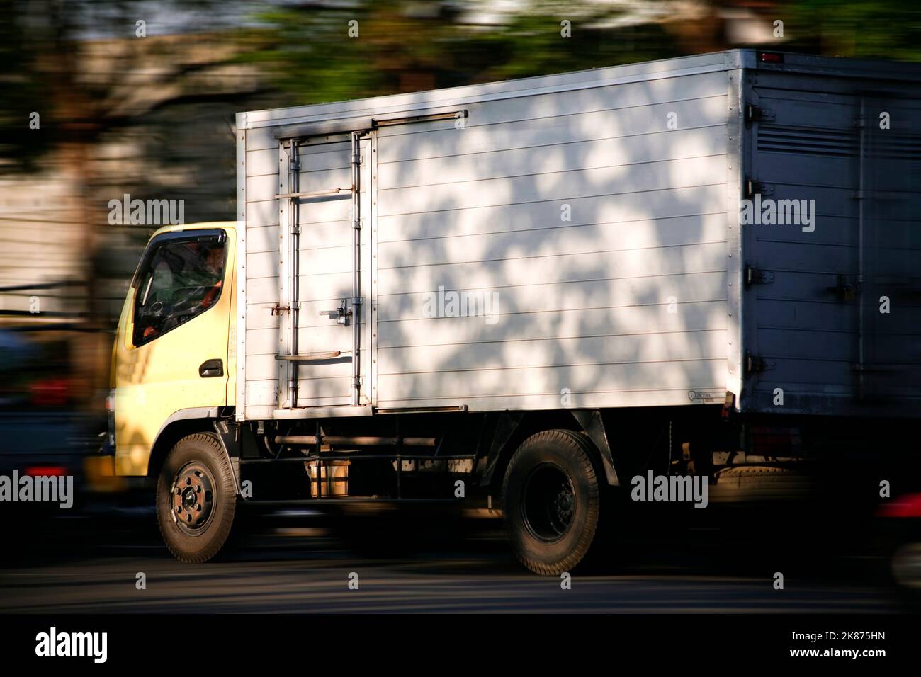 Camion avec conteneur sur route, transport de cargaison et concept d'expédition Banque D'Images