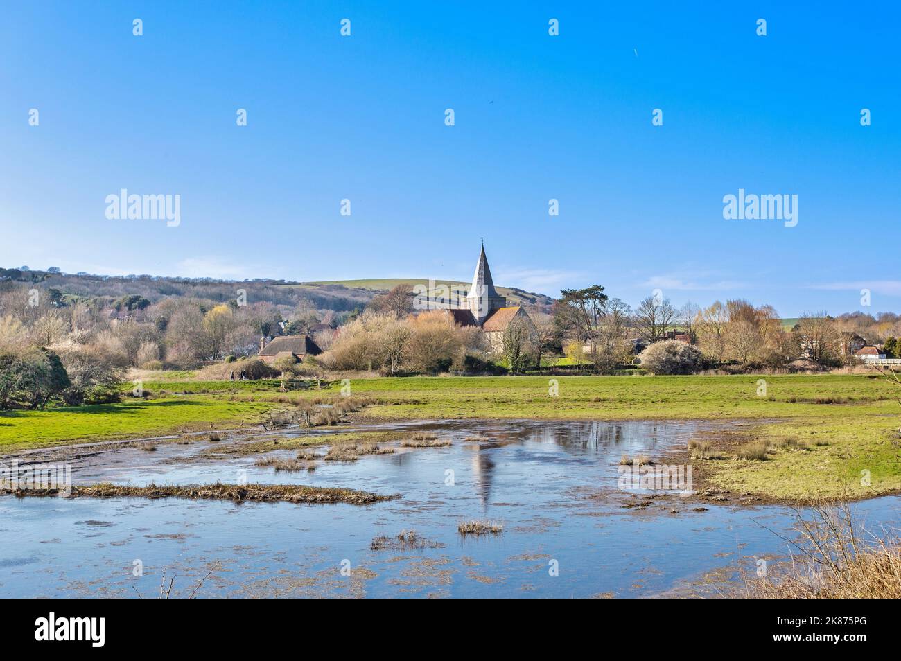 Église Saint-Andrew, Alfriston, vue de l'autre côté de la rivière Cuckmere, East Sussex, Angleterre, Royaume-Uni, Europe Banque D'Images