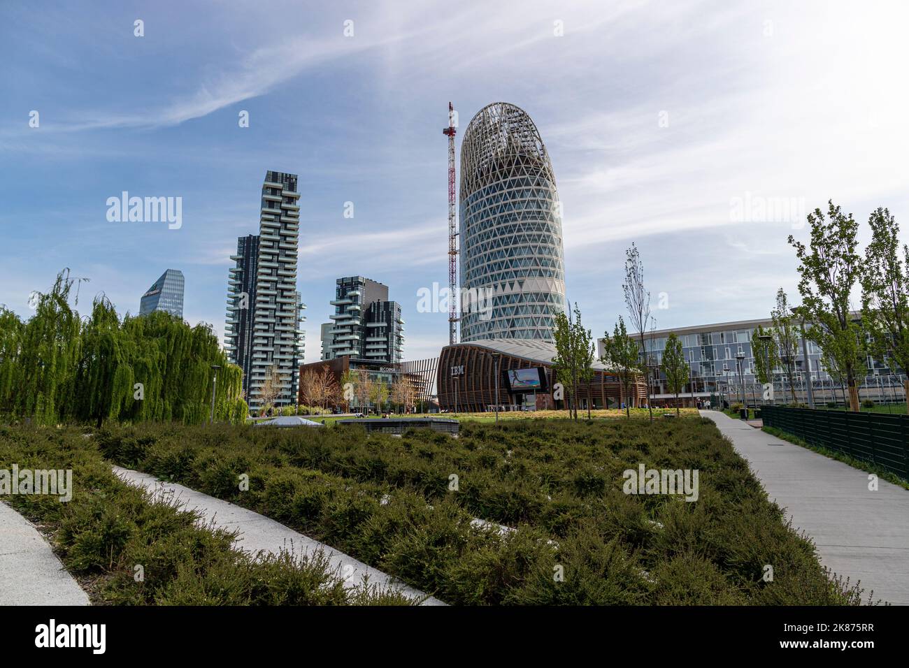 Gratte-ciel et jardin, quartier Porta Nuova, Milan, Lombardie, Italie, Europe Banque D'Images