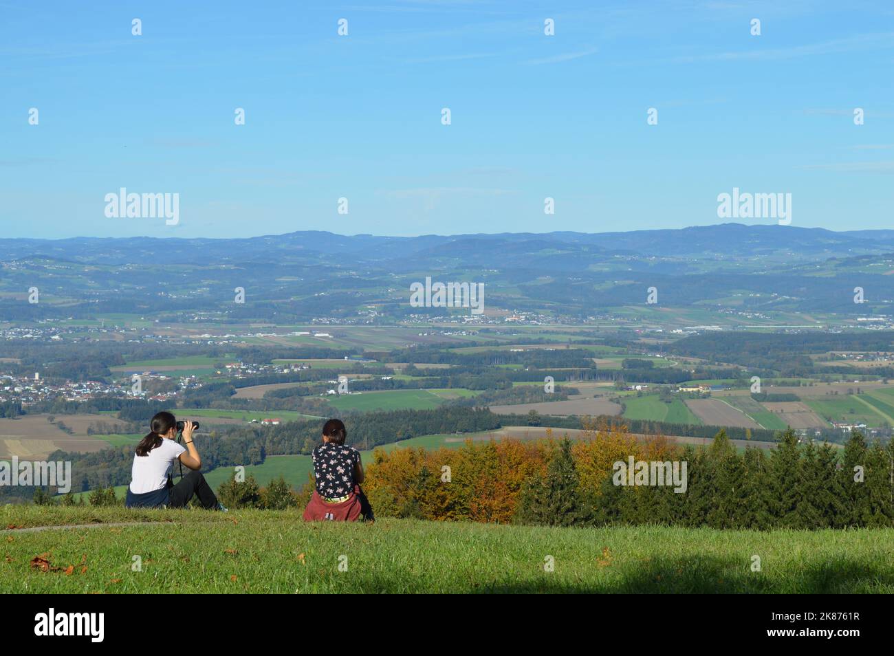 Deux filles bénéficient d'une vue panoramique sur la région d'Amstetten Banque D'Images
