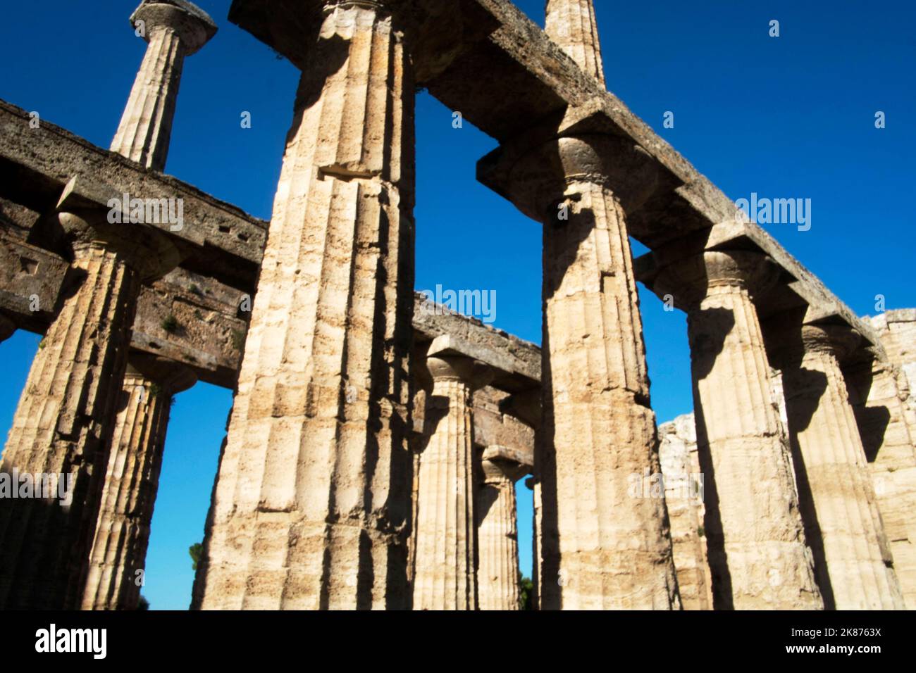 Colonnes doriques, Temple de Poséidon, Paestum, site classé au patrimoine mondial de l'UNESCO, province de Salerne, Campanie, Italie, Europe Banque D'Images