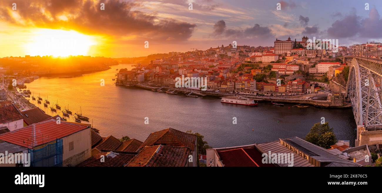 Vue sur le pont Dom Luis I au-dessus du Douro aligné avec des bâtiments colorés au coucher du soleil, site classé au patrimoine mondial de l'UNESCO, Porto, Norte, Portugal, Europe Banque D'Images
