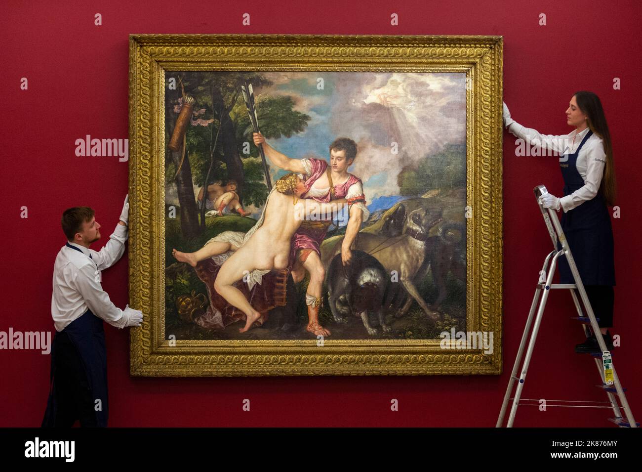 Londres, Royaume-Uni. 21 octobre 2022. «Vénus et Adonis» de Titien, c 1555-57, (est. £8-12m) est présenté à Sotheby’s, New Bond Street. C'est la peinture la plus importante à venir à la vente par l'artiste dans 30 ans, et sera le point culminant de la vente aux enchères de la soirée des anciens maîtres sur 7 décembre. Credit: Stephen Chung / Alamy Live News Banque D'Images