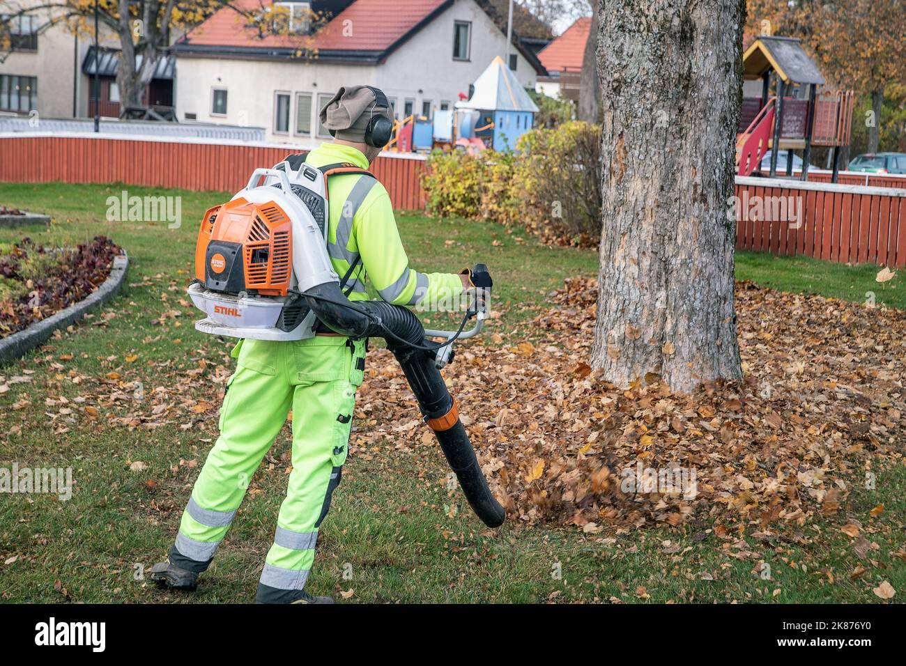 Soufflage de feuilles à Malmkoping. Enlèvement de feuilles d'automne dans un parc de ville, Banque D'Images